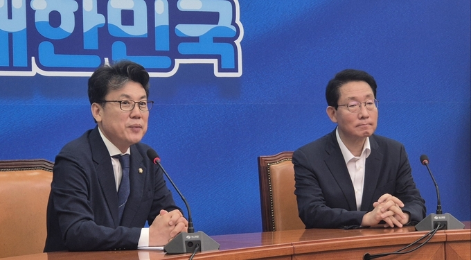 김상훈 국민의힘(왼쪽)·진성준 더불어민주당 정책위의장이 7일 국회 민주당 당대표회의실에서 상견례를 갖고 민생법안 합의 처리를 위한 논의에 돌입했다. (사진=김한별 기자)