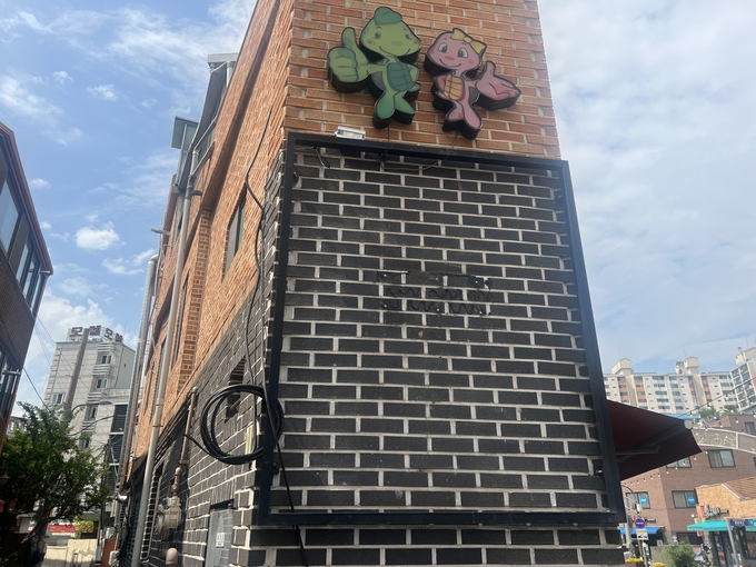 수원시 영화동 장안문거북시장에 광고용 LCD 모니터 받침대만 놓여있는 모습. (사진=장진 기자)