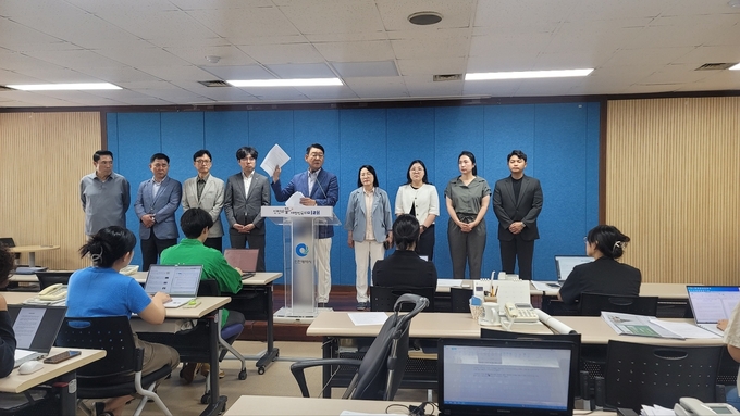 김교흥(서구갑) 국회의원이 7일 인천시청 브리핑룸에서 긴급기자회견을 열고 시교육청의 루원시티 상업3용지 오피스텔 건축허가 동의 의견 철회를 촉구하고 있다. ( 사진 = 이연수 기자 )