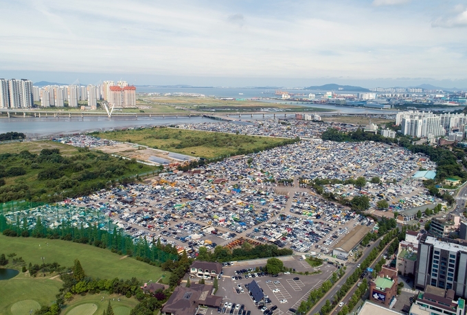 송도유원지 일대가 중고차 수출단지화 된 모습. ( 사진 = 연수구 제공 )