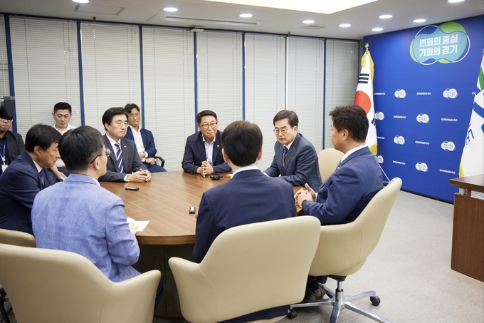 지난달 16일 오후 서울 여의도에서 김동연 경기도지사가 이기헌·김영환·김성회 더불어민주당 국회의원을 만나 K-컬처밸리 부지의 경제자유구역 지정 추진 등 사업추진 방안을 논의하고 있다. (사진=경기도 제공)