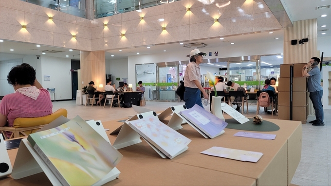 7일 인천중앙도서관 1층에서 시민들이 책을 읽거나 공부를 하고 있다. ( 사진 = 이연수 기자 )