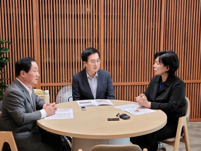 (왼쪽부터)주광덕 남양주시장, 김동연 경기도지사, 최민희 의원. (사진=최민희 의원실 제공)
