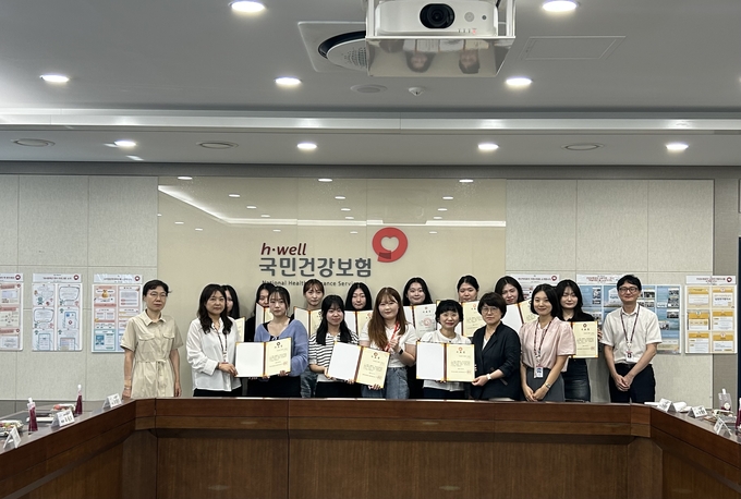 국민건강보험공단 남양주가평지사 대학생서포터즈 수료증 수여 단체사진. (사진=남양주가평지사 제공)