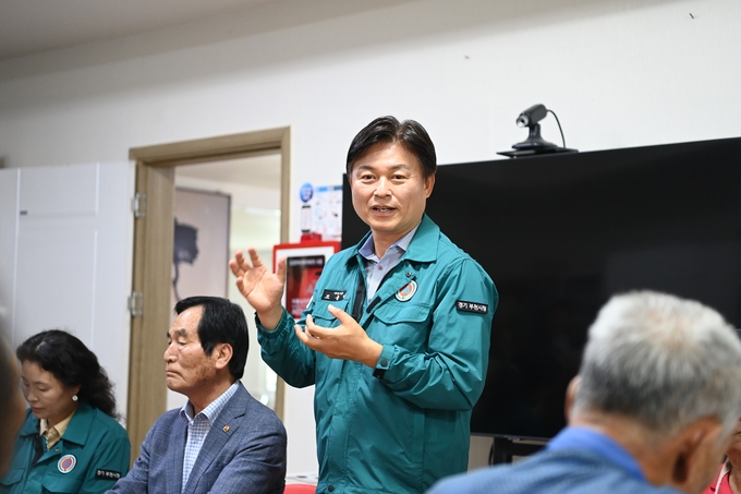  경로당 무더위쉼터를 찾은 조용익 부천시장. (사진=부천시 제공)