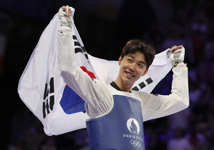 8일 프랑스 파리 그랑팔레에서 열린 2024 파리 올림픽 태권도 남자 58㎏급에서 우승을 차지한 박태준(경희대)이 태극기를 들고 세리머니를 하고 있다. (사진=연합뉴스)