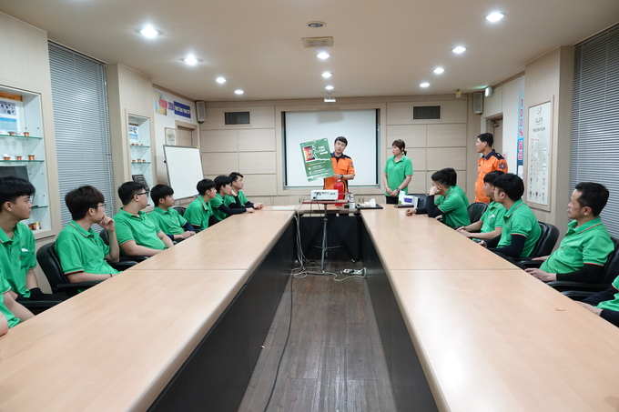 성남소방서가 중원구 상대원 소재 이주노동자 사업장 ㈜일진커뮤테이터를 방문 베트남 및 태국 국적 근로자 20여 명을 대상으로 맞춤형 소방안전교육을 실시했다. (사진=성남소방서 제공)