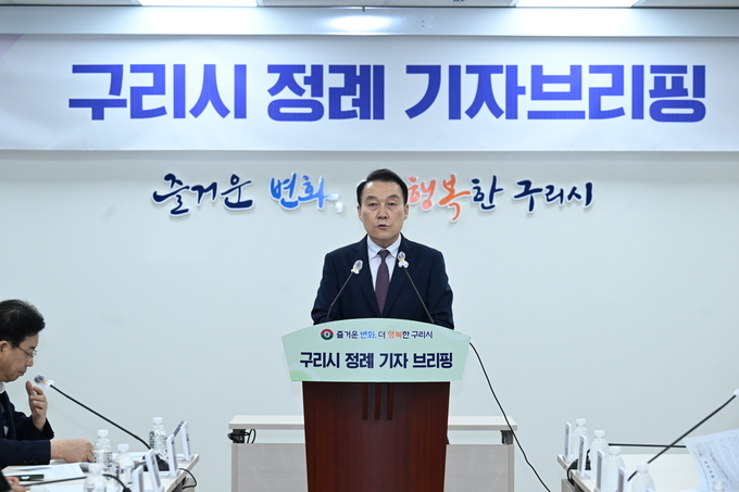 김완겸 구리시 행정지원국장이 8일 시청에서 열린 기자브리핑을 통해 ‘서울 편입 대시민 여론조사’ 결과를 발표하고 있다. (사진=구리시 제공)