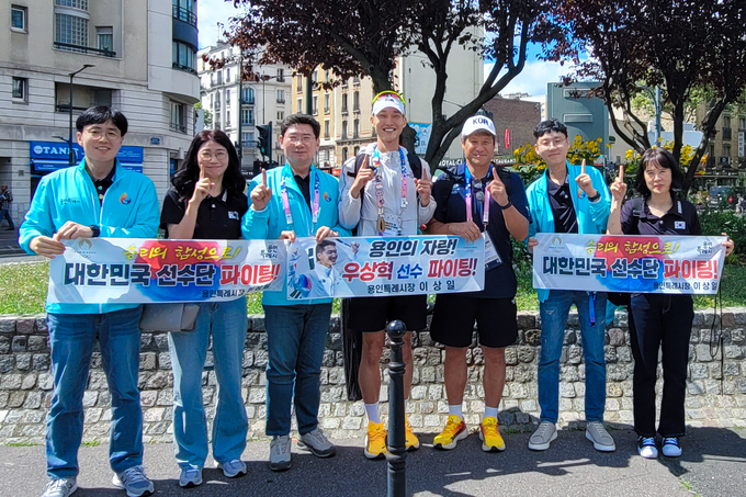 이상일 용인시장이 용인특례시 소속 우상혁 선수의 경기를 파리 올림픽 현장에서 응원했다. (사진=용인시 제공)