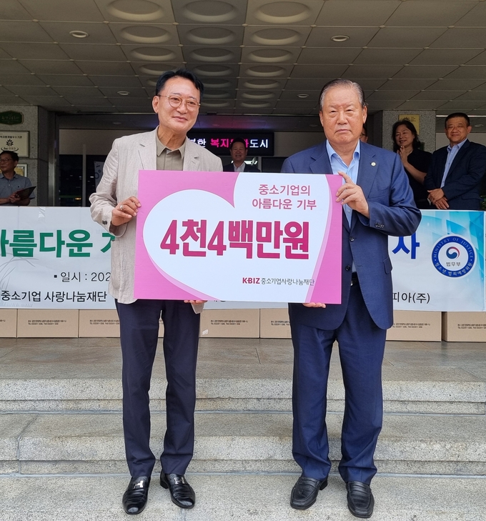 중소기업사랑나눔재단과 남향푸드또띠아가 안산법사랑위원회를 방문해 4400만 원 상당 또띠아를 전달했다. (사진=중소기업중앙회 제공)