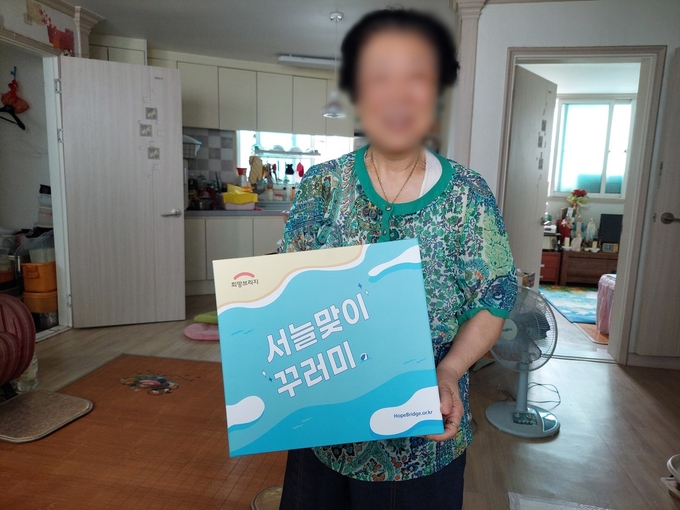  희망브리지 전국재해구호협회가 상동종합사회복지관에 기후재난 폭염·감염 대응 키트 100세트를 전달했다. (사진=부천시 제공)