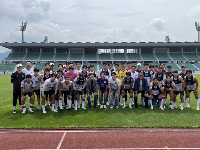 이동훈 안양시의회 총무경제위원장과 위원들이 8일 충주종합운동장을 찾아 FC안양 선수들을 격려한 뒤 기념촬영을 하고 있다.(사진=안양시의회 제공) 