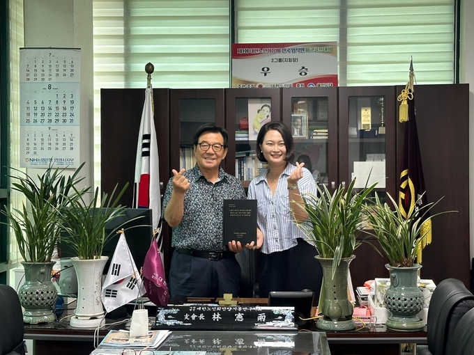 장명희 안양시의회 보사환경위원장(오른쪽)이 대한노인회 동안구지회를 찾아 간담회를 한 뒤 임헌우 지회장과 기념촬영을 하고 있다.(사진=안양시의회 제공)