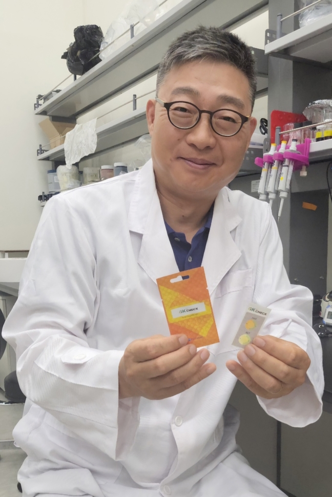 가천대 김상효 교수가 최근 개발한 마약 탐지 간이키트 ‘GK-CHECK’를 들고 있다. (사진=가천대 제공)