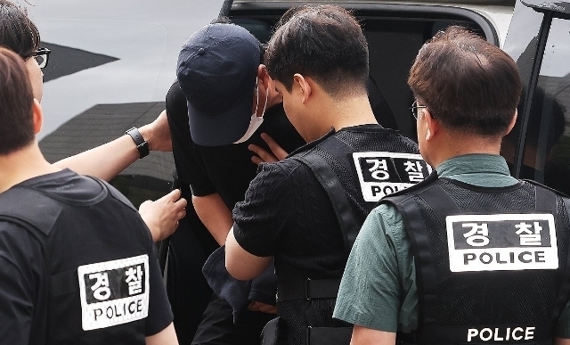영장실질심사 출석하는 16년 전 시흥 슈퍼마켓 살인사건 용의자. (사진=연합뉴스)