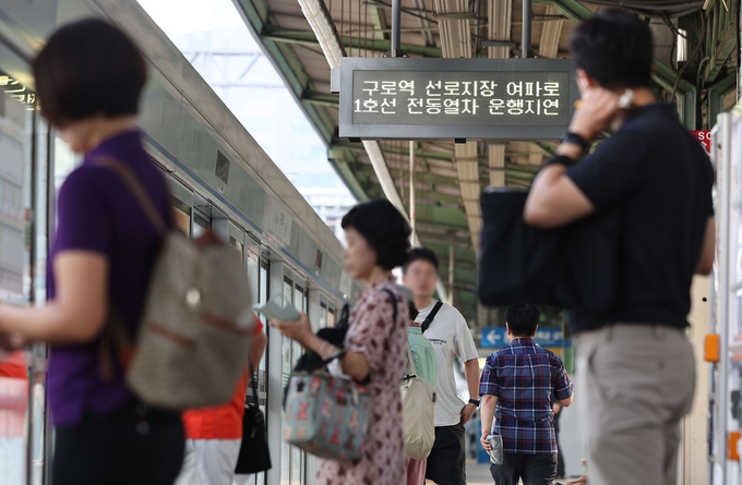  9일 서울 지하철 1호선 구로역에서 장비차량 간 추돌사고로 작업자가 숨졌다. (사진=연합뉴스 제공)