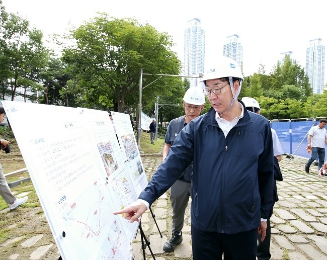 정명근 화성시장이 동탄인덕원선 구간을 점검하고 있다. (사진=화성시 제공)