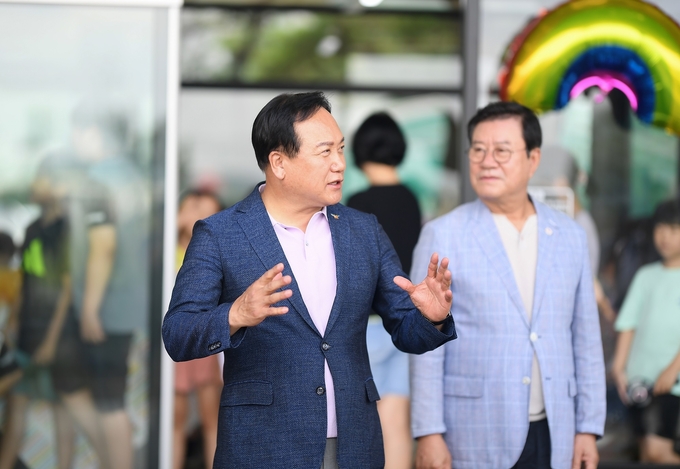 오산시, 영유아 등하원쉘터 새싹스테이션 6호 개소(사진=이권재 오산시장과 이상복 오산시의회 의장이 개소식에 참석해 축하를 하고 있다. (사진=오산시 제공)