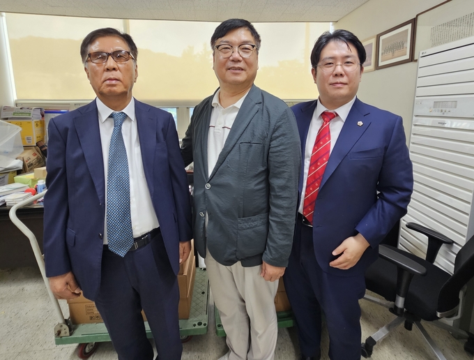 프로바이오틱스 개발업체인 (주)비디펌 CMO가 과천시장애인단체연합회에 바이오 스프레이 2,160개(5천여만 원 상당)를 기탁했다. (사진=과천시장애인단체연합회 제공)