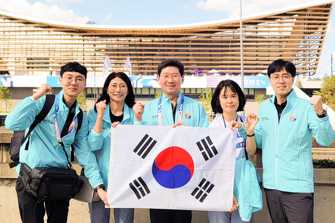 용인특례시는 이상일 시장이 현지 시각 지난 8일 친환경 목조 건축물인 파리 올림픽 아쿠아틱 센터를 둘러봤다. (사진=용인시 제공)
