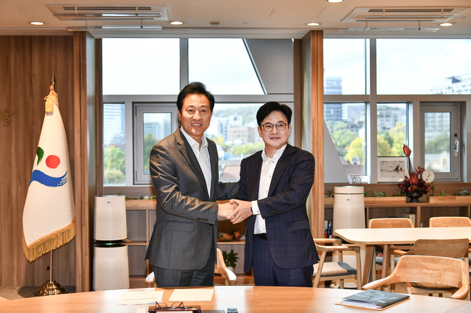 지난해 11월 6일 오세훈 서울시장과 김병수 김포시장이 공동연구반을 구성하기로 합의하고 기념촬영을 하고 있다. (사진=김포시 제공)