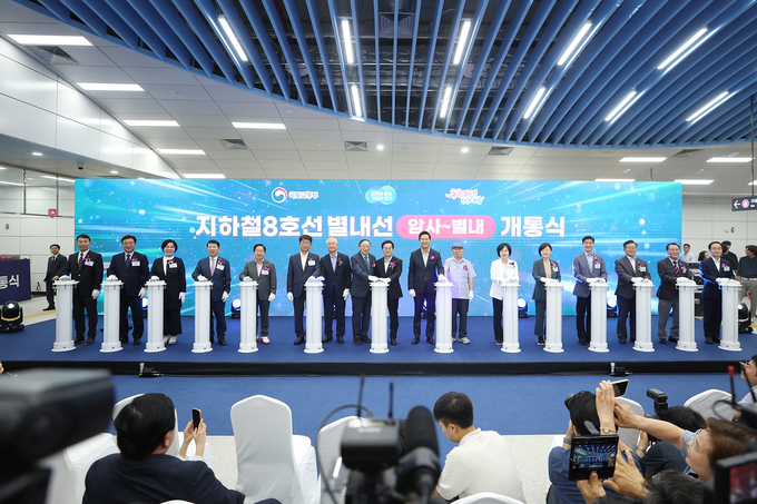 9일 오후 남양주 별내역에서 김동연 경기도지사, 박상우 국토교통부장관, 오세훈 서울시장 및 주요내빈 등이 기념촬영을 하고 있다. (사진=경기도 제공)