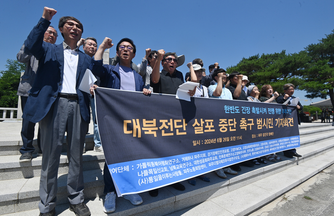 지난 6월 26일 오전 파주 임진각 망배단에서 ‘한반도 평화를 염원하는 범시민 일동’이 대북전단 살포 즉각 중단 촉구 기자회견을 갖고 있다. (사진=옥지훈 기자)