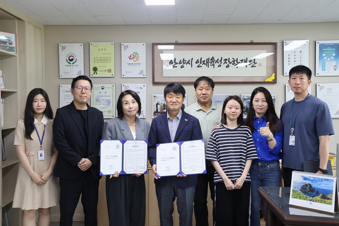 이병준 안양시인재육성재단 대표이사(가운데)와 오연주 안양시가족센터 센터장(왼쪽 세 번째)이 다문화 자녀 진로 멘토링 협약을 맺은 뒤 기념촬영을 하고 있다.(사진=안양시인재육성재단 제공)
