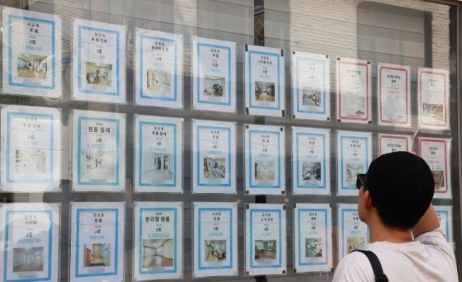 서울 시내 부동산 공인중개사사무소의 전월세 게시물 모습. (사진=연합뉴스 제공)