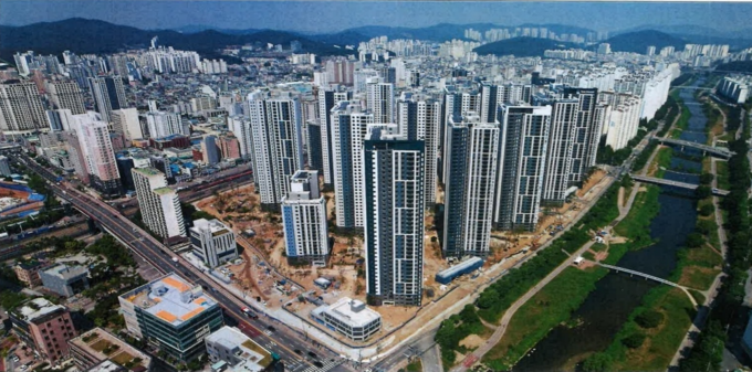 오는 10월 입주를 앞둔 안양동 진흥아파트 단지(안양역 푸르지오더샵) 전경.(사진=진흥아파트 정상위 제공)