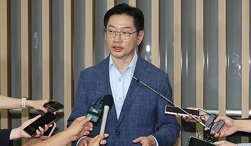김경수 전 경남도지사가 2024년 6월 14일 인천공항에서 출국 전 기자들의 질문에 답하고 있다. 영국에서 유학 중인 김 전 지사는 노무현 전 대통령 추도식 참석을 위해 잠시 귀국했다. (사진=연합뉴스)