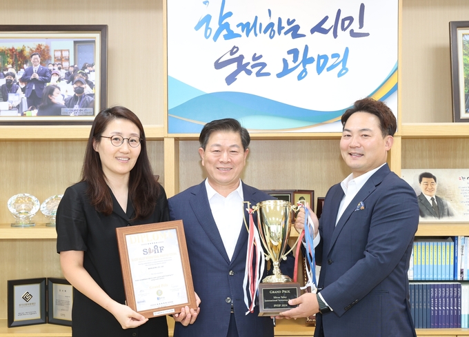박승원 광명시장은 지난 9일 시장실에서 ‘2024 미국 실리콘밸리 국제발명페스티벌’에서 발명품 대상을 수상한 관내 사회적기업 ㈜월드씨엔에스 조성현 대표, 김혜진 씨와 간담회를 가졌다. (사진=광명시 제공)