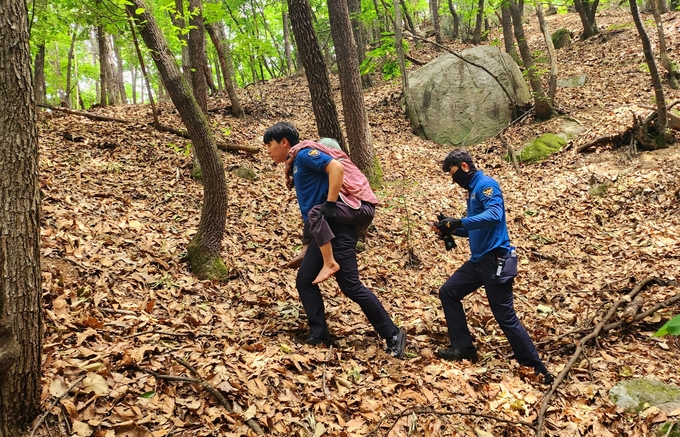  경기남부경찰청 1기동대 소속 전효인 경장이 사진전에 출품한 '누구도 홀로 남겨두지 않는다' 작품. (사진=경기남부경찰청 제공)
