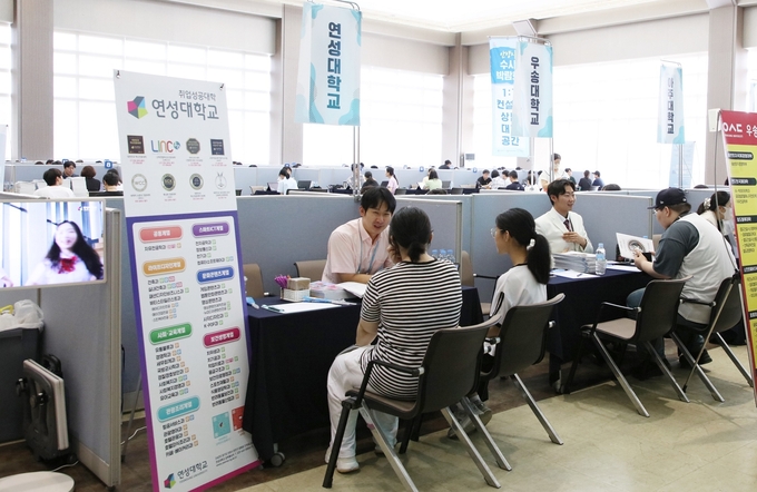 안양시인재육성재단은 연성대 컨벤션홀에서 '2025학년도 수시 박람회'를 가졌다. 사진은 대학별 입학 상담 부스에서 학부모와 수험생이 상담하고 있다. (사진=안양시인재육성재단 제공)