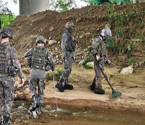 파주시 장단면에서 지뢰 탐지 작업이 진행 중이다. (사진=파주시 제공)