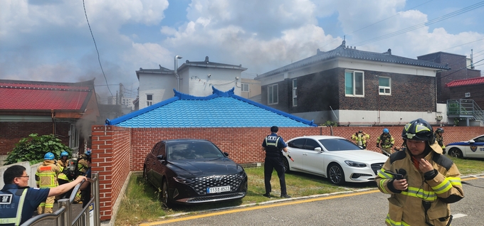 소방당국과 경찰 등이 인천 미추홀구 용현동 단독주택에서 발생한 화재를 진압하고 있다. ( 사진 = 인천소방본부 제공 )