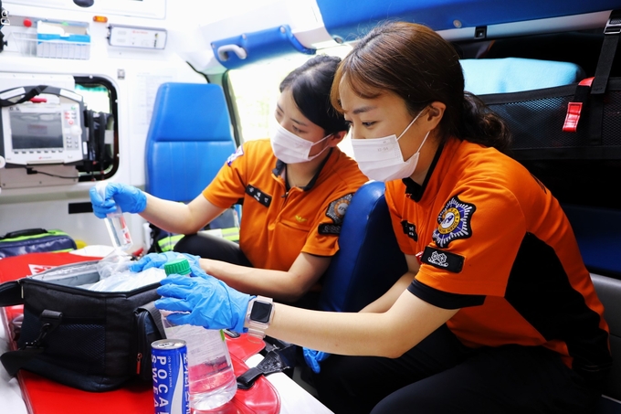 안양소방서는 지속되는 폭염으로 온열질환 발생 우려가 커지자 각별한 주의를 당부했다. 사진은 안양119구급대원이 온열질환자 처치물품을 정비하고 있다. (사진=안양소방서 제공)