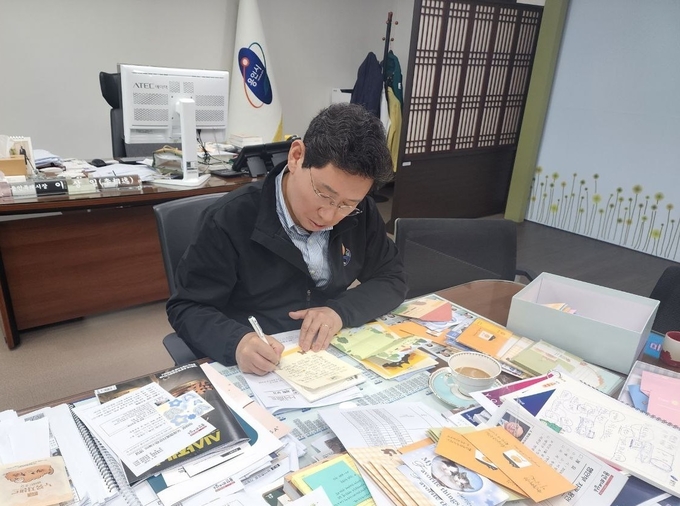 이상일 용인특례시장이 용인성산초 학생들에게 일일이 손편지로 답장을 작성하고 있다. (사진=용인시 제공)