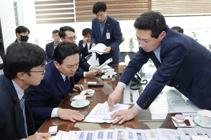이상일 용인특례시장이 용인시청 집무실에서 원희룡 국토교통부장관에게 용인특례시의 현안을 설명하고 있다. (사진=용인시 제공)