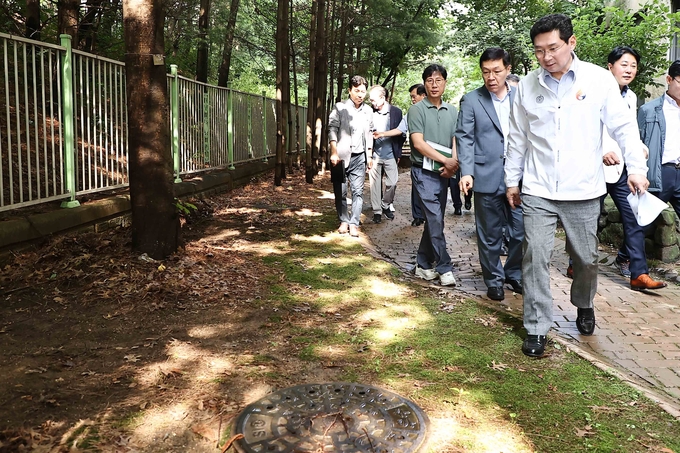 이상일 용인특례시장이 지난 10일 동백고등학교를 찾아 폭우 상황에 대비한 대책 마련을 LH 관계자들에게 요청하고 있다. (사진=용인시 제공)