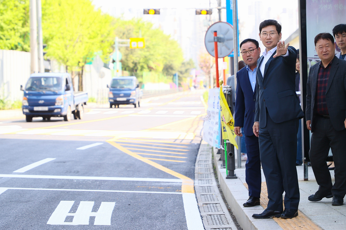 지난 4월 22일 이상일 용인특례시장이 성산초 관계자들과 보평역·장애인종합복지관 버스정류장을 방문해 체험학습 버스 정차 구역을 확인하고 있다. (사진=용인시 제공)