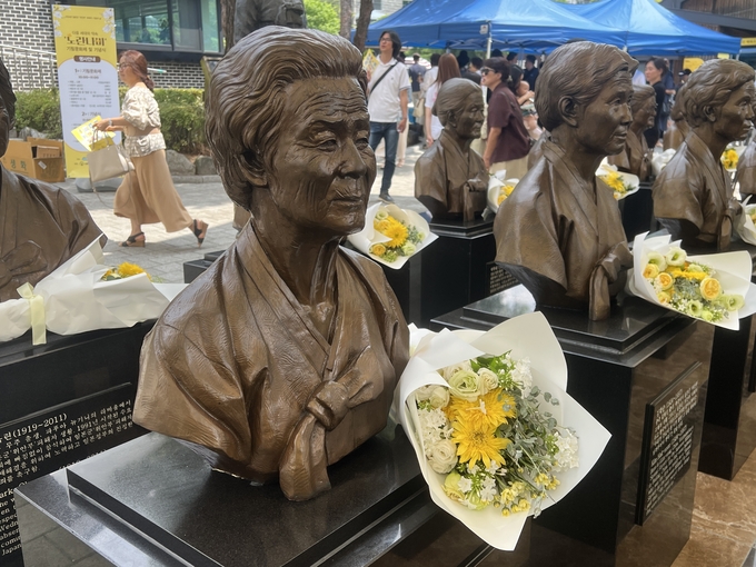 경기도 광주시에 위치한 나눔의집 위안부 피해자 흉상에 헌화가 놓여있는 모습. (사진=장진 기자)