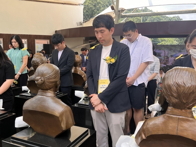 일본군 '위안부' 피해자 기림의 날 행사 참석자들이 헌화 후 묵념하는 모습. (사진=장진 기자)