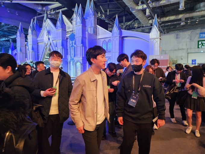2023 디어프렌즈 페스타 행사장에 참석한 금강선 로스트아크 전 디렉터. (사진=이효정 기자)