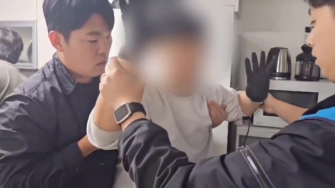  경찰에 체포된 마약 밀수범 등. (사진=수원중부경찰서 제공)