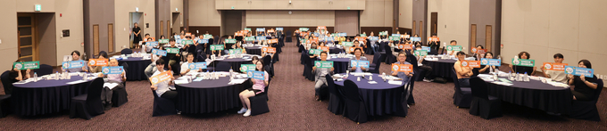 지역연계 꿈이음대학 성과공유회에 참석한 학생과 관계자들이 기념사진을 찍고 있다. ( 사진 = 인천시교육청 제공 ) 