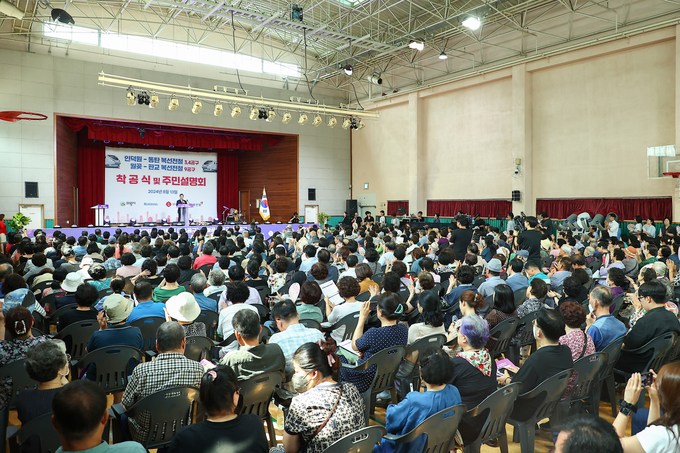 의왕시민들의 오랜 숙원사업이었던 인덕원~동탄, 월곶~판교 복선전철 사업이 13일 의왕시청소년수련관 대강당에서 구간 착공식을 갖고 본격적인 공사 추진에 나섰다. (사진=의왕시 제공)