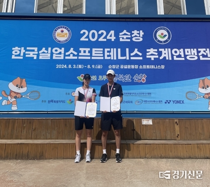 소프트테니스 추계연맹전혼 합복식(왼쪽 지다영). (사진=안성시 제공)