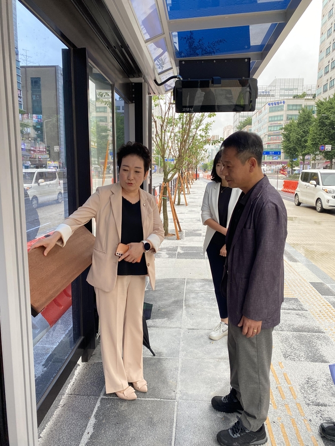 (왼쪽부터) 김수진 고양시 시의원과 김영진 LH 파주사업본부장이 대화역 중앙로버스전용차로를 점검하고 있다. (사진=LH 제공)