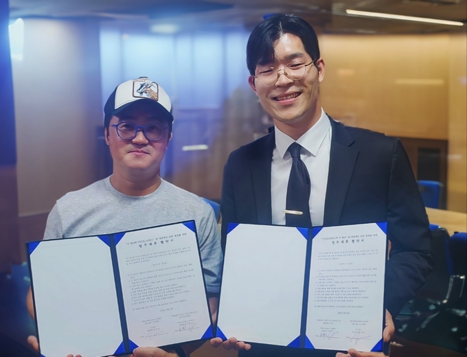 손재권 더밀크 대표(왼쪽)와 민환기 마인즈그라운드 대표이사가 MOU 체결 후 기념촬영을 하고 있다. (사진=마인즈그라운드 제공)